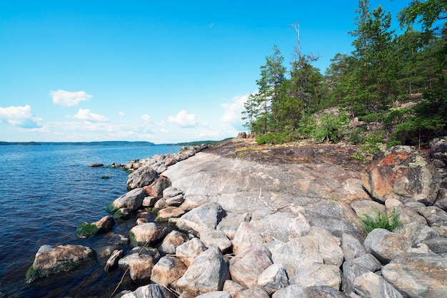 Photo stony shore of the island on lake