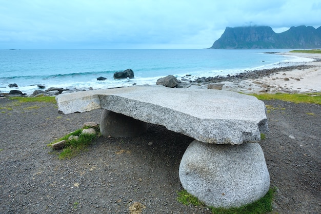 Hauklandビーチの石のテーブル。夏の曇りの景色（ノルウェー、ロフォーテン諸島）。