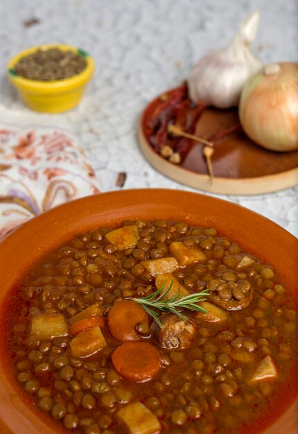 Stoofpotje van linzen met chorizo ​​en varkensvlees