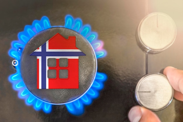 Stookseizoen of gasgebruik in noorwegen conceptmodel van een huis staat in de buurt van de vlam van een gasboiler uit