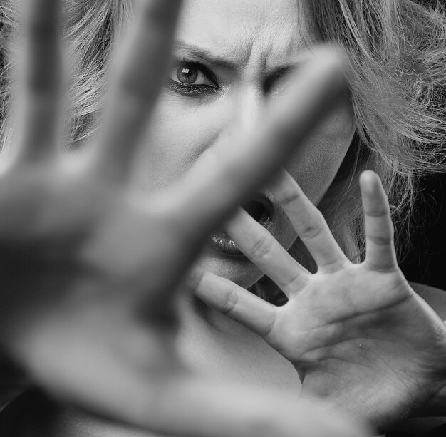 Foto smettila di abusare della violenza domestica, una donna spaventata si protegge i diritti umani