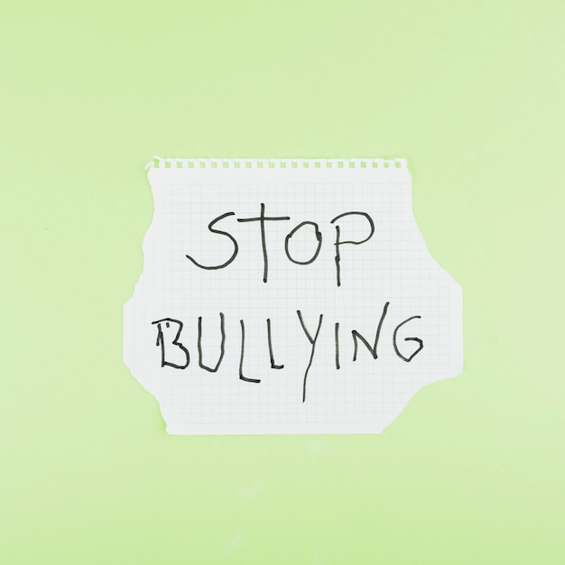 Фото Лозунг stop bullying на квадратном листе бумаги