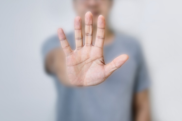 Foto stop concept een man met hand maken