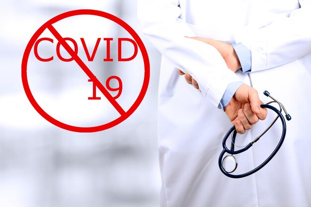 Stop Covid 19 Dokter staat met een stethoscoop