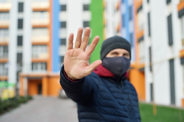 Stop de infectie. Gezonde man weergegeven: gebaar stop.