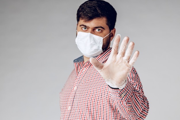 Stop de wereldpandemie van coronavirus. Portret van een man met beschermend masker