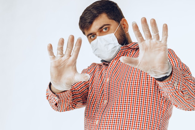 Stop de wereldwijde pandemie van coronavirus. Portret van een man in overhemd met beschermend masker