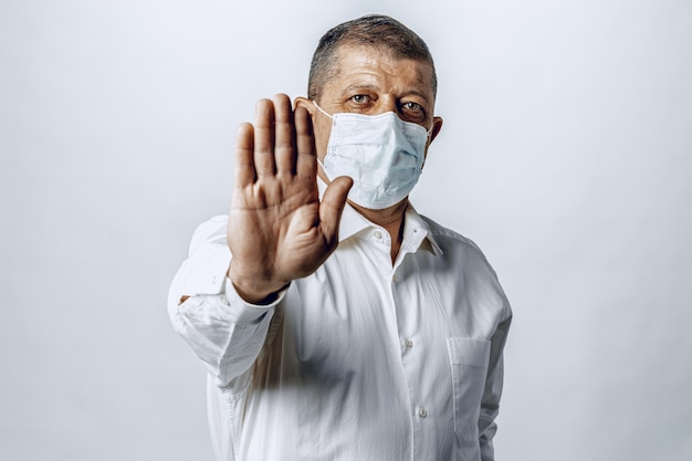 Stop de wereldwijde pandemie van het coronavirus. Portret van een man met beschermend masker
