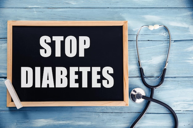 Stop diabetestekst aan boord en stethoscoop op tablexA