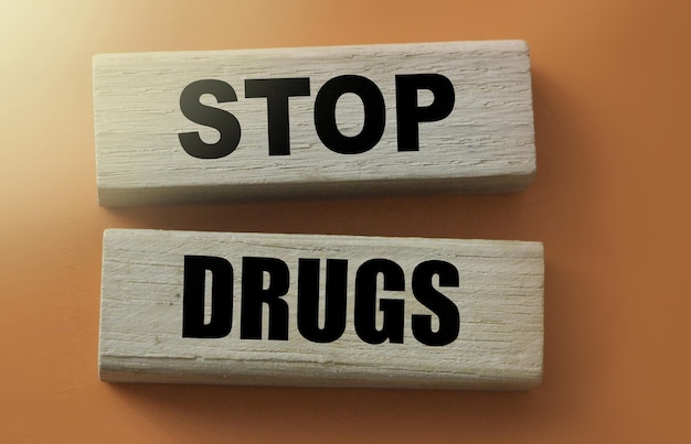 Stop drugs woorden op houten blokken Stop misbruik gezondheidszorg concept