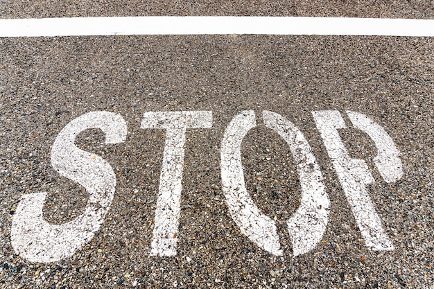 STOP een grote inscriptie op het asfalt