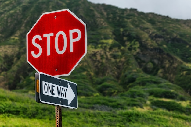 Stop, eenrichtingsbord met prachtige bergen, Oahu eiland, Hawaii