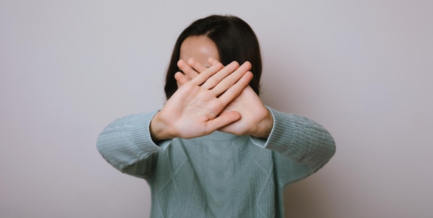 Stop geweld tegen vrouwen Internationale vrouwendag Vrouw stak haar hand op om geweld tegen vrouwen te stoppen Seksueel misbruik voor vrouwen gender in de samenleving stoppen met intimidatie