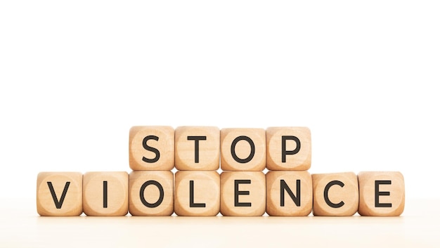Stop geweld zin op houten blokken Kopieer ruimte Witte achtergrond