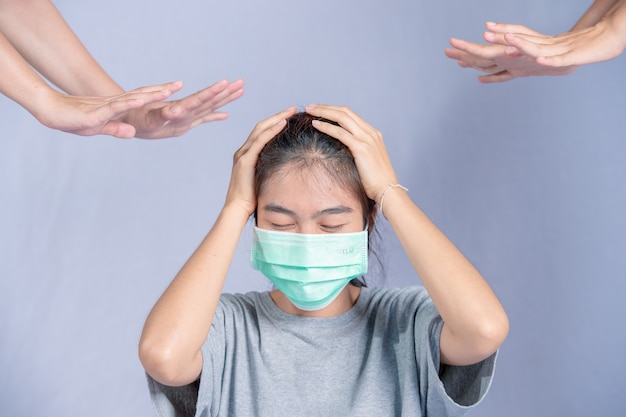 Stop het virus en de epidemische ziekten. gezonde vrouw in blauw medisch beschermend masker die gebaareinde toont.