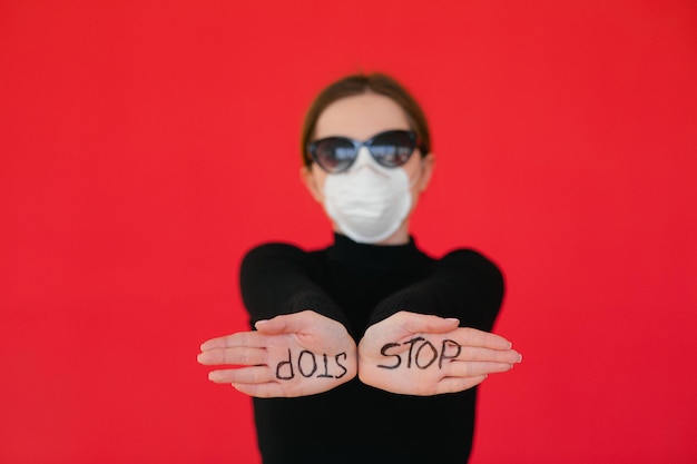 Foto stop het virus en de epidemische ziekten gezonde vrouw met medisch beschermend masker met gebaar stop