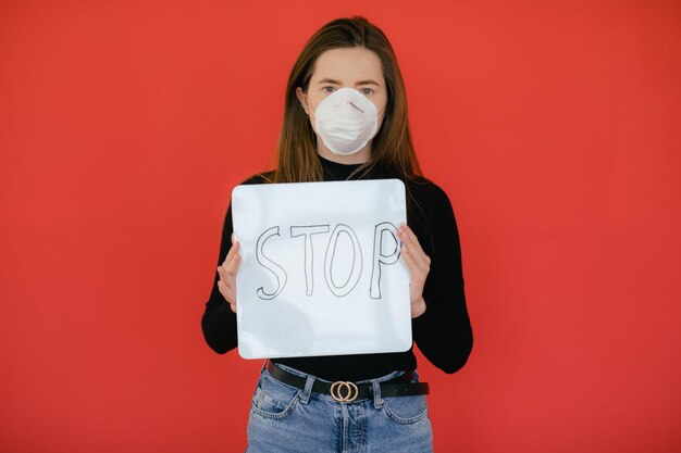 Stop het virus en de epidemische ziekten Gezonde vrouw met medisch beschermend masker met gebaar stop