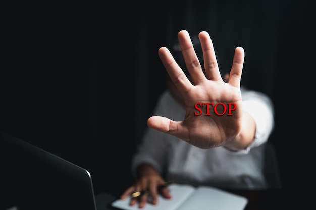 Foto stop intimidatiegeweld op de werkplek baas of werkgever viel een zakenvrouw op het werk seksueel lastig depressief meisje zittend op kantoor stop geweld tegen vrouwen internationale vrouwendag