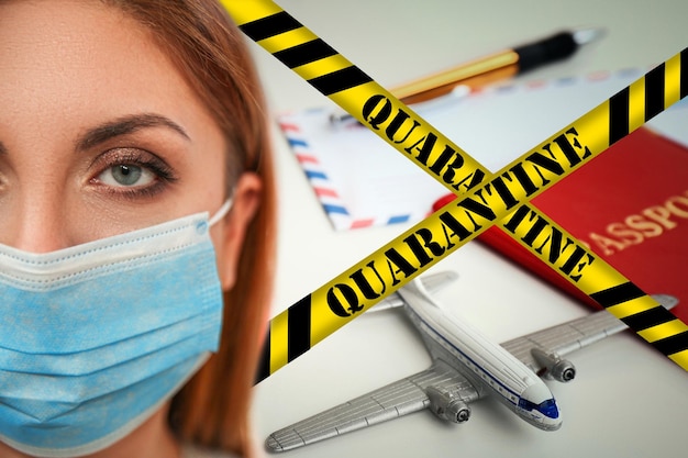 Stop met reizen tijdens quarantaine van het coronavirus Vrouw met medisch masker en gele bewustzijnslinten