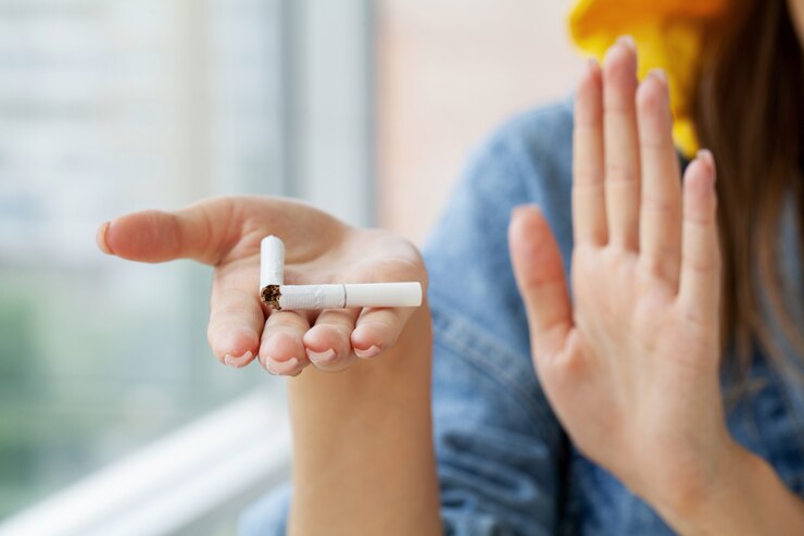 Stop met roken, close-up van vrouw brekende sigaret