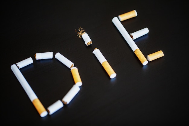 Stop met roken concept met gebroken sigaretten. Hoop sigaretten. Niet roken