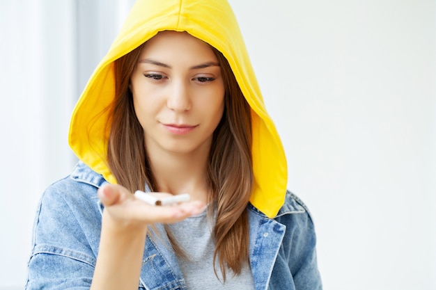 Stop met roken, een jonge vrouw met een kapotte sigaret.