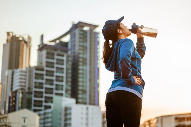 Stop met rusten en drink wei-eiwit rust na het hardlopen joggen op de atletiekbaan rond