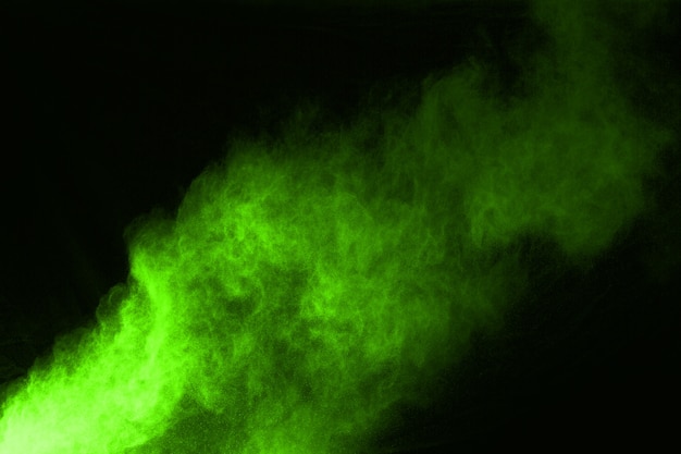 Fermare il movimento del verde in polvere su sfondo nero.