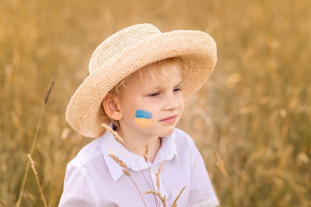 Stop oorlog in oekraïne oekraïense jongen met ukrainina vlag geel en blauw staat tegen oorlog