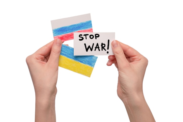 Stop oorlogstekst op een kaart geïsoleerd op een witte achtergrond in handen van de vrouw