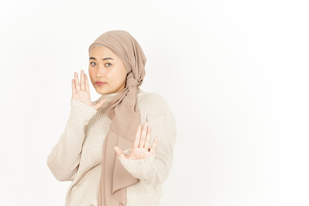 흰색 배경에 고립 된 히잡을 쓰고 아름 다운 아시아 여자의 중지 또는 거부 제스처