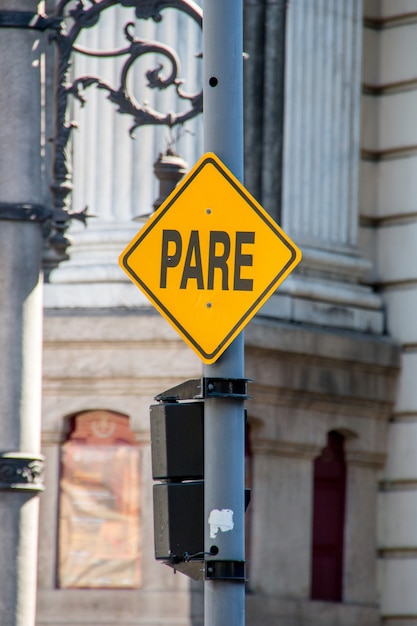 Segnale di stop nel centro di rio de janeiro in brasile.