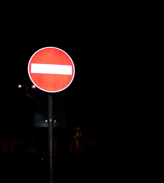 Foto segnale di stop l'immagine del segnale di stop di notte