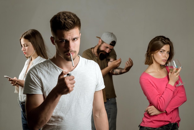 Foto smettila di fumare. problema sociale reale. tossicodipendente o concetto di abuso medico. uomo triste con la depressione che guarda a porte chiuse.