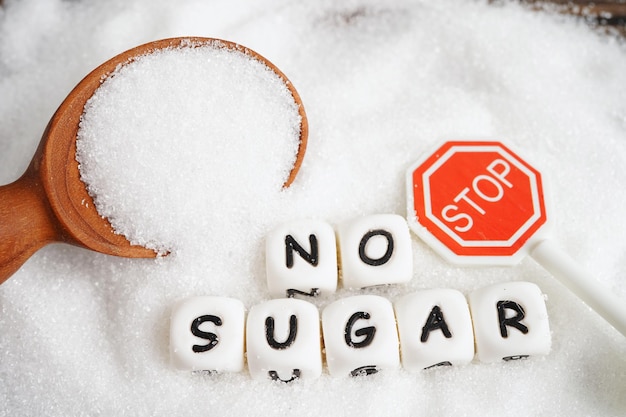 Foto stop allo zucchero semolato dolce con testo dieta per la prevenzione del diabete e perdita di peso per una buona salute