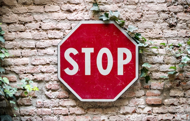 Stop verkeersbord gekoppeld aan bakstenen muur