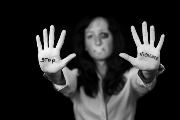 사진 여성에 대한 폭력을 중지하십시오. 입을 가진 여자는 중지 폭력을 말하는 패치와 손으로 폐쇄