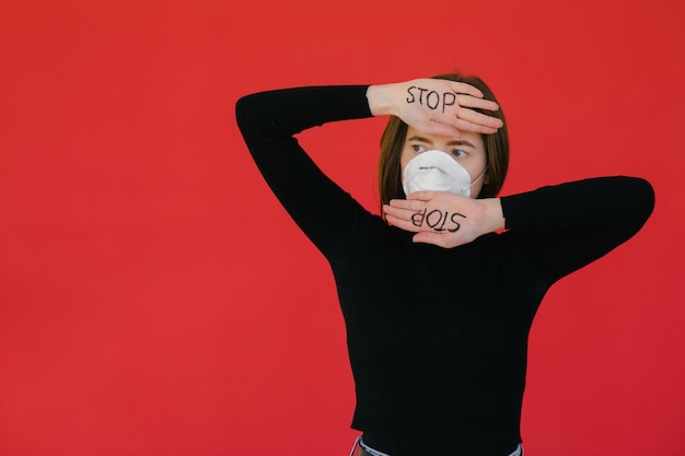 Остановить вирус и эпидемические заболевания Здоровая женщина в медицинской защитной маске, показывающая остановку жестов