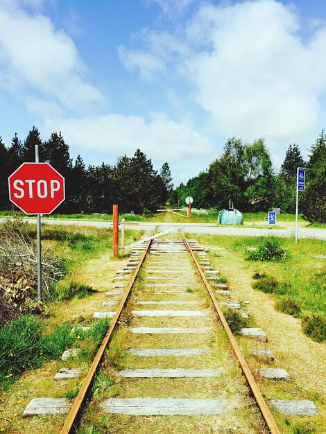 Foto stopbord bij spoorlijnen op het veld