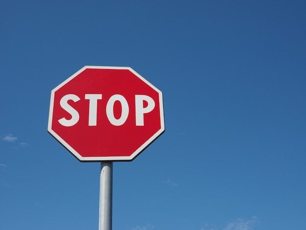 Stopbord boven blauwe lucht