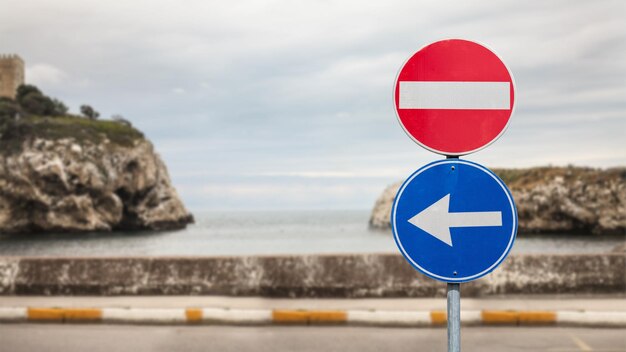 Stopbord en bord linksaf