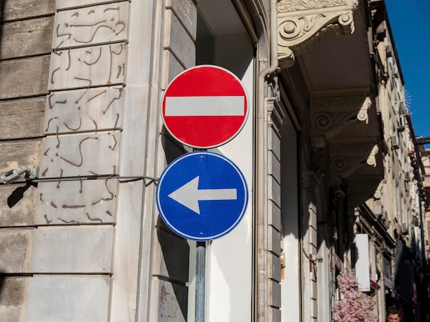 Stopbord en bord linksaf