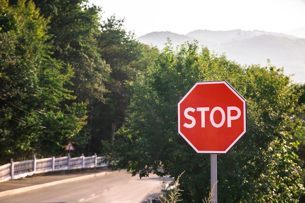 Stopbord in de weg