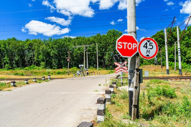 Stopbord voor de spoorwegovergang