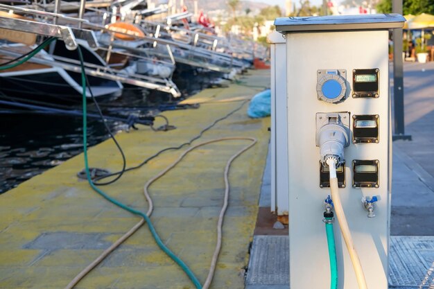 Stopcontact is aangesloten op de lader op elektrisch laadstation voor boten en jachten in de m
