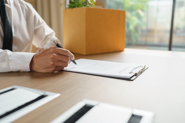 Stoppen met baan Zakenman die ontslagbrief stuurt en spullen inpakt Ontslag Depressie of zakelijke kartonnen doos in kantoor Verandering van baan of ontslagen bij bedrijf