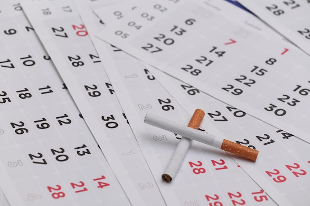 Stoppen met roken concept. Maandkalender en sigaretten