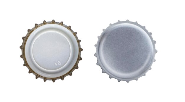 Foto tappo da una bottiglia di birra isolato su uno sfondo bianco