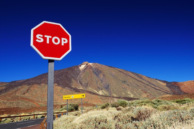Foto stopteken bij de rotsachtige berg in het el teide nationaal park tegen een heldere blauwe lucht