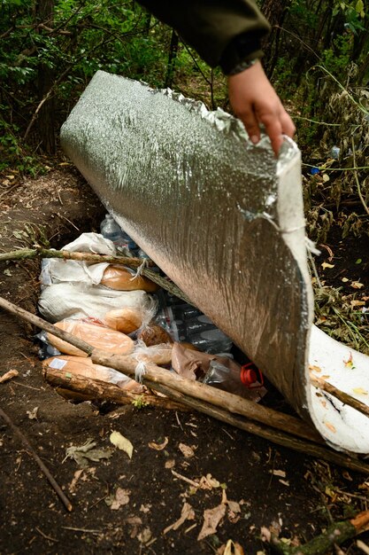 Foto stoccaggio di pane e cibo nella fossa da parte dell'esercito ucraino
